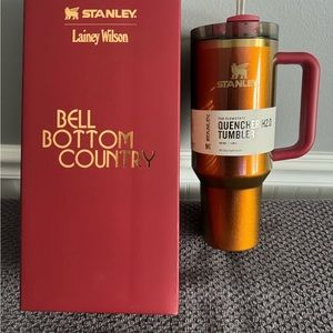 Stanley Lainey Wilson Quencher H2.0 Tumbler 40 OZ COUNTRY GOLD. 2 available